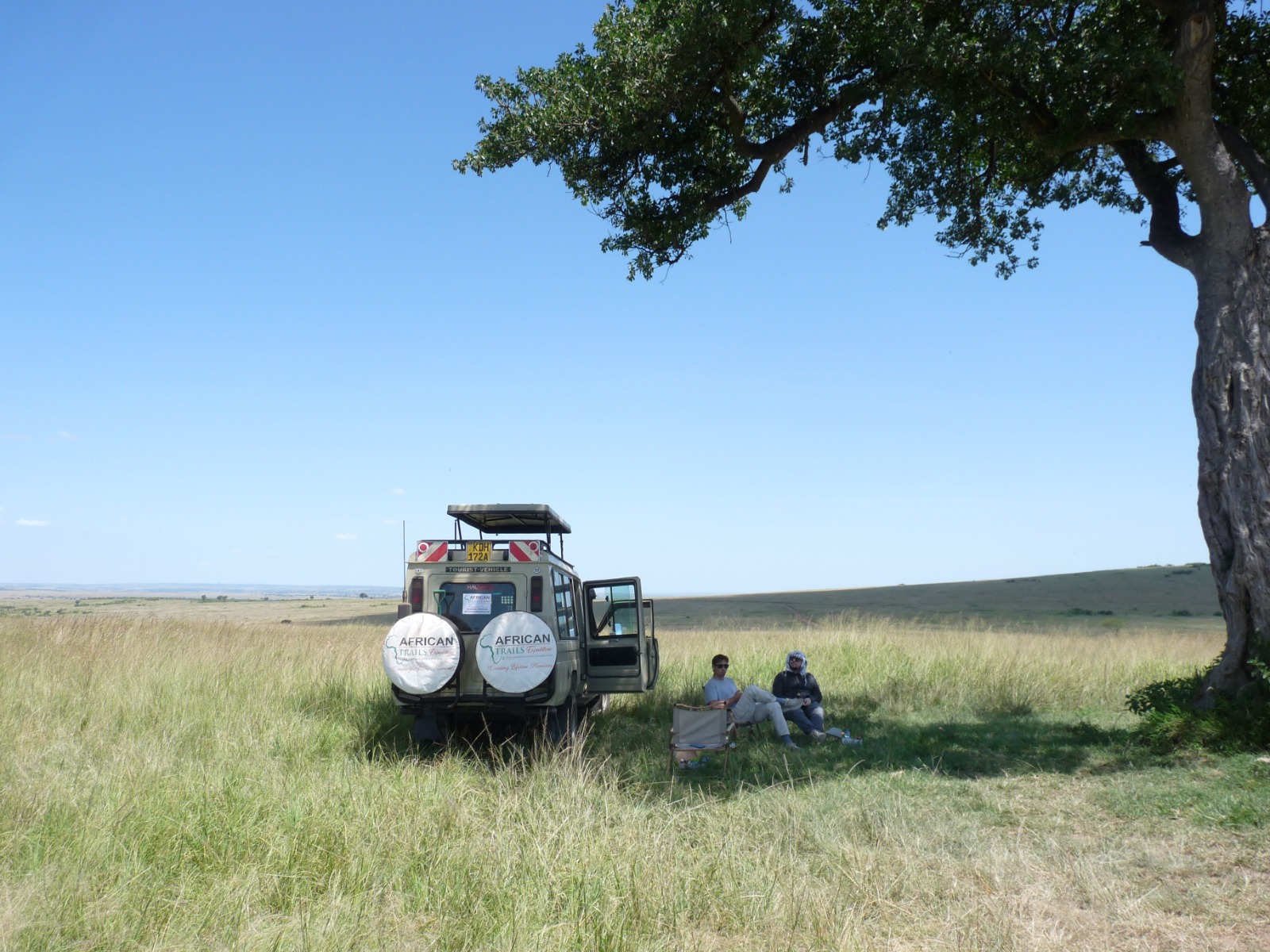 Guests enjoying their picnic lunch in the Maasai Mara